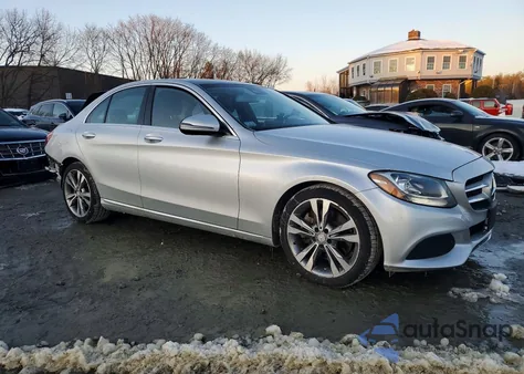 2016 Mercedes-Benz C 300 z USA, uszkodzony, nr VIN 55SWF4JB4GU143320